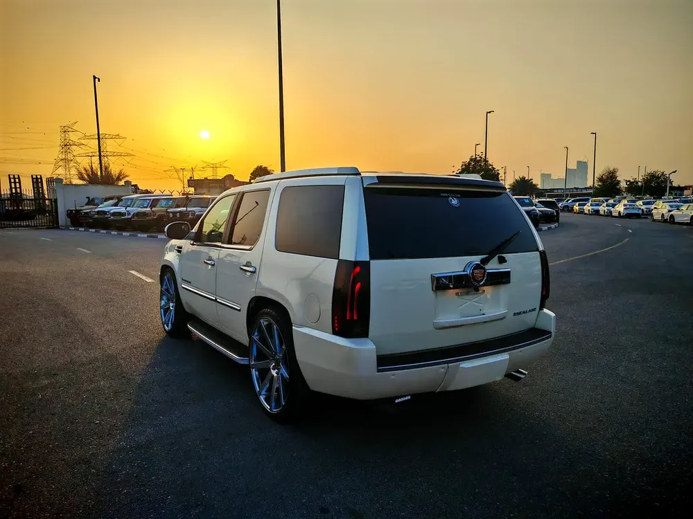 Cadillac Escalade Platinum Luxury  - Japanese Specs - Image 4
