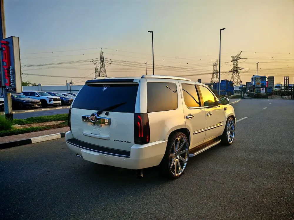 Cadillac Escalade Platinum Luxury  - Japanese Specs - Image 9