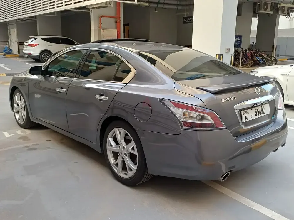 Nisan Maxima in Excellent Condition Lady Driven - Image 4