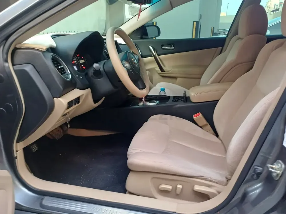 Nisan Maxima in Excellent Condition Lady Driven - Image 5