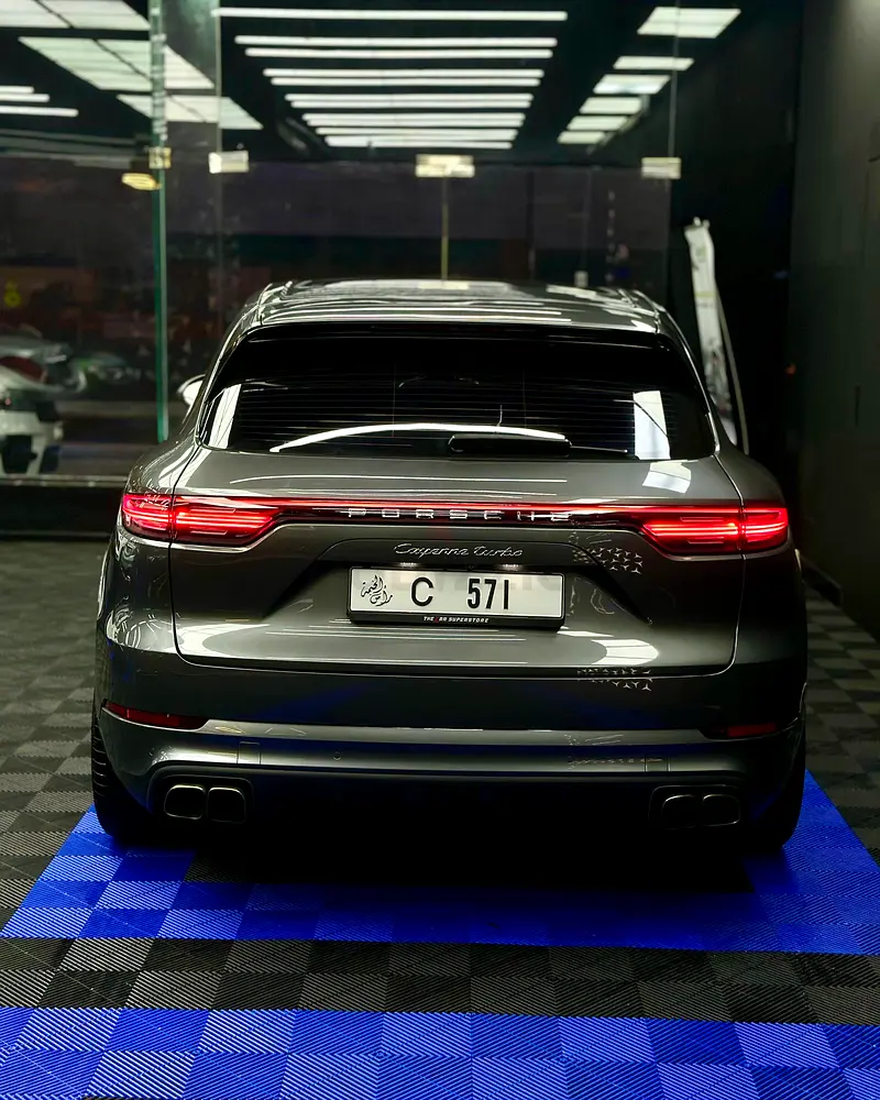 Porsche Cayenne Turbo – Quartz Grey | Burgundy Interior | GCC specs | ACCIDENT FREE - Image 11
