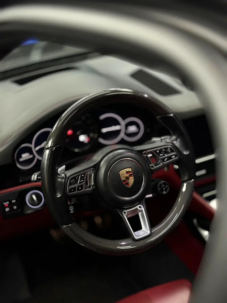 Porsche Cayenne Turbo – Quartz Grey | Burgundy Interior | GCC specs | ACCIDENT FREE - Image 12