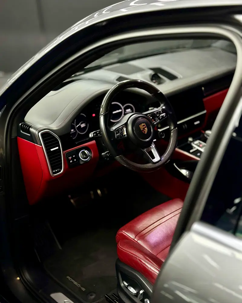 Porsche Cayenne Turbo – Quartz Grey | Burgundy Interior | GCC specs | ACCIDENT FREE - Image 15