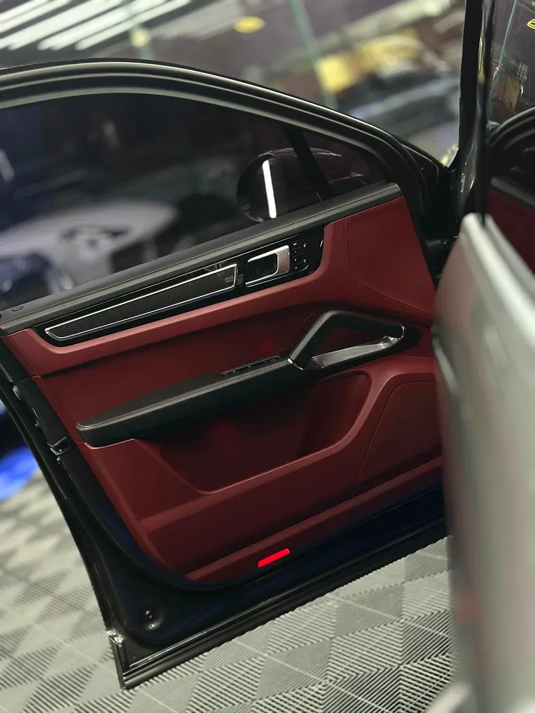 Porsche Cayenne Turbo – Quartz Grey | Burgundy Interior | GCC specs | ACCIDENT FREE - Image 16