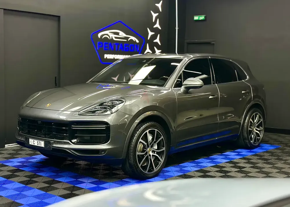 Porsche Cayenne Turbo – Quartz Grey | Burgundy Interior | GCC specs | ACCIDENT FREE - Image 5
