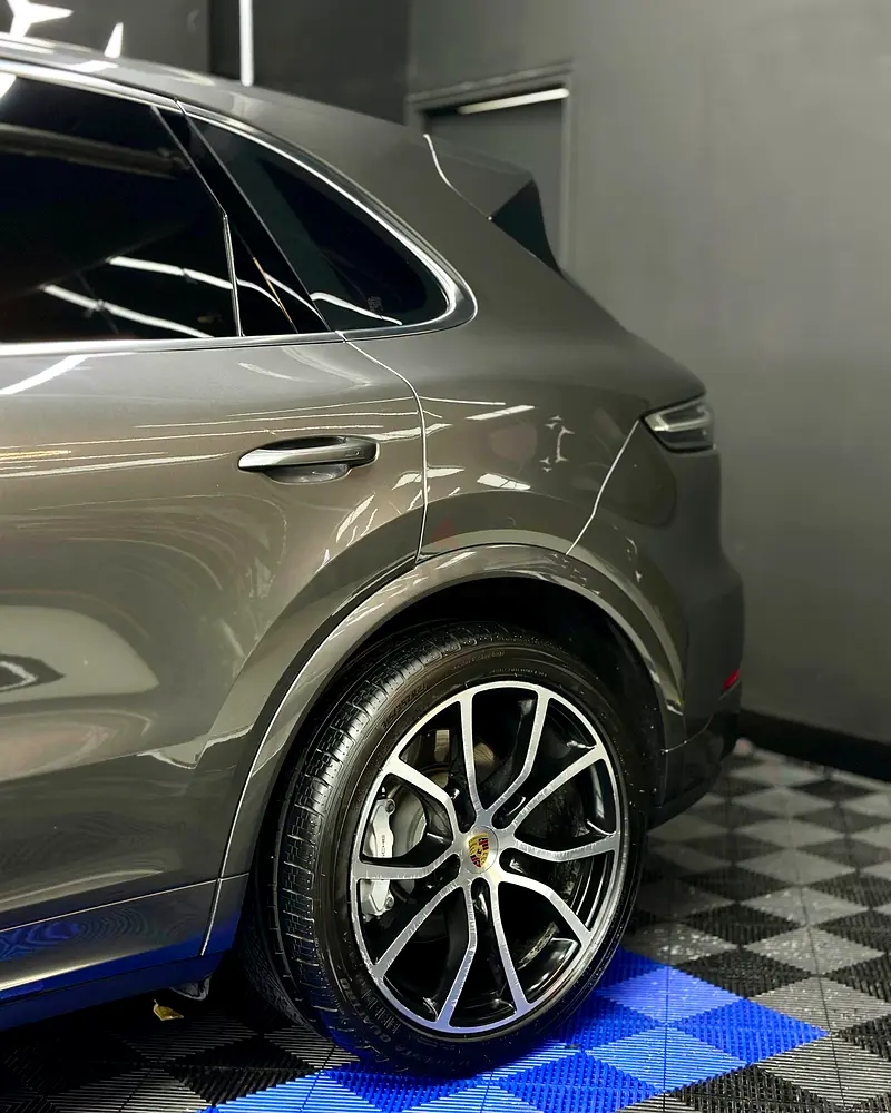 Porsche Cayenne Turbo – Quartz Grey | Burgundy Interior | GCC specs | ACCIDENT FREE - Image 6