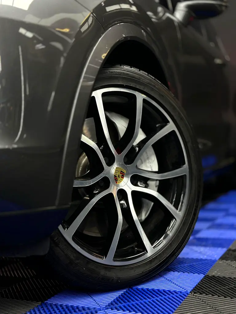 Porsche Cayenne Turbo – Quartz Grey | Burgundy Interior | GCC specs | ACCIDENT FREE - Image 8