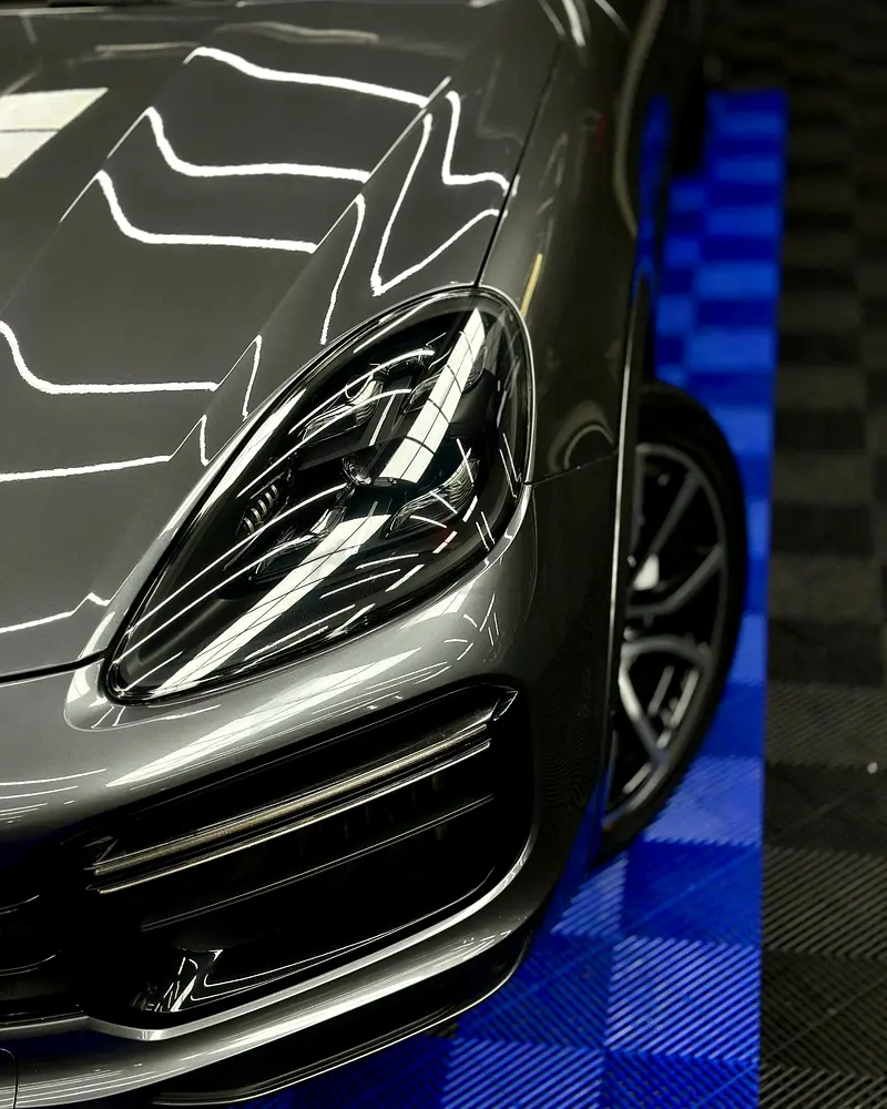 Porsche Cayenne Turbo – Quartz Grey | Burgundy Interior | GCC specs | ACCIDENT FREE - Image 9