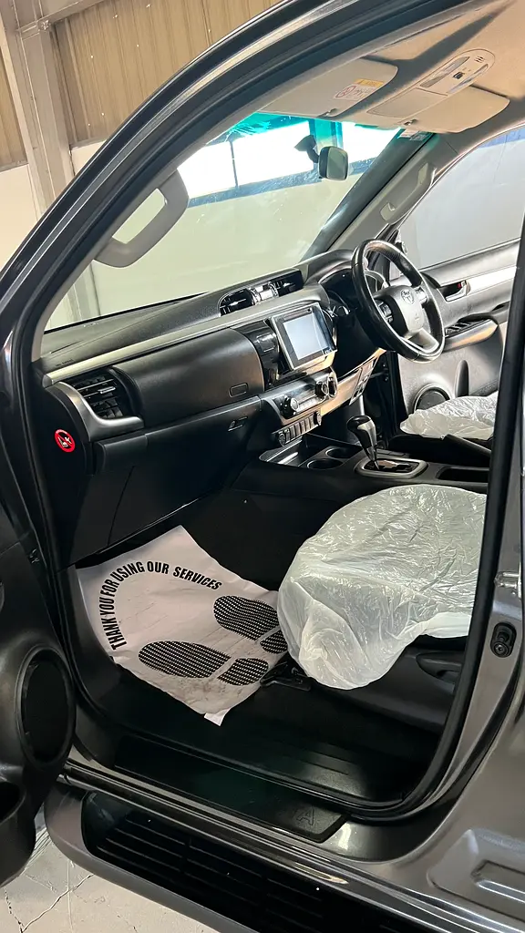 Toyota Hilux SR5 2019 - Well Maintained and Ready to Go! - Image 11