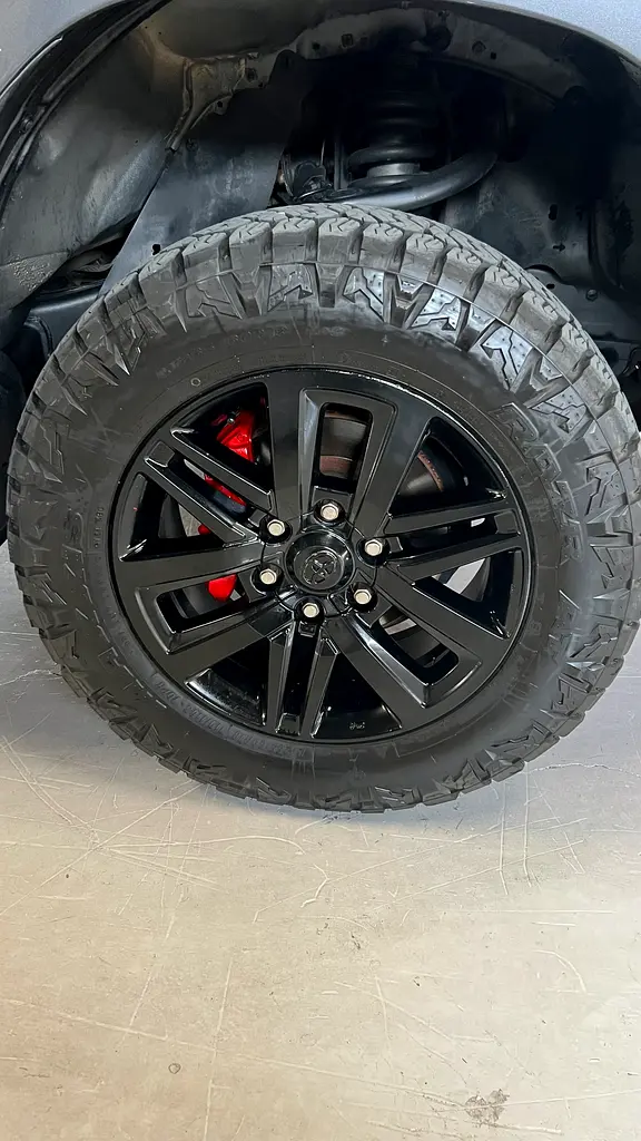 Toyota Hilux SR5 2019 - Well Maintained and Ready to Go! - Image 12