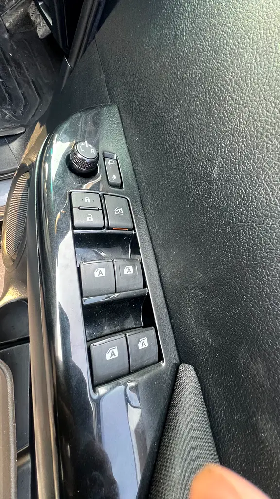 Toyota Hilux SR5 2019 - Well Maintained and Ready to Go! - Image 16