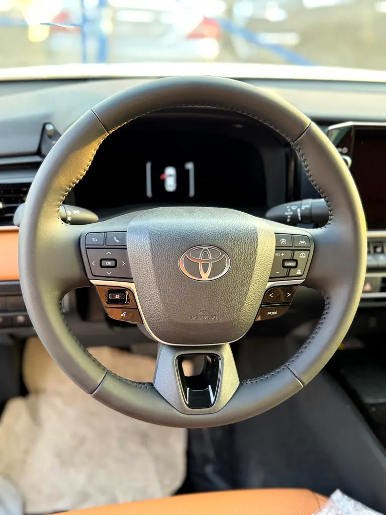 2025 Toyota Camry Limited - GCC Specs - Brand New! - Image 10