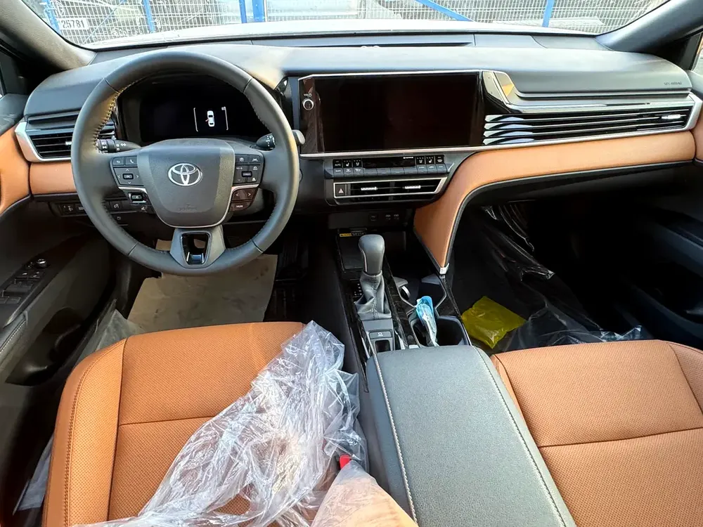 2025 Toyota Camry Limited - GCC Specs - Brand New! - Image 8