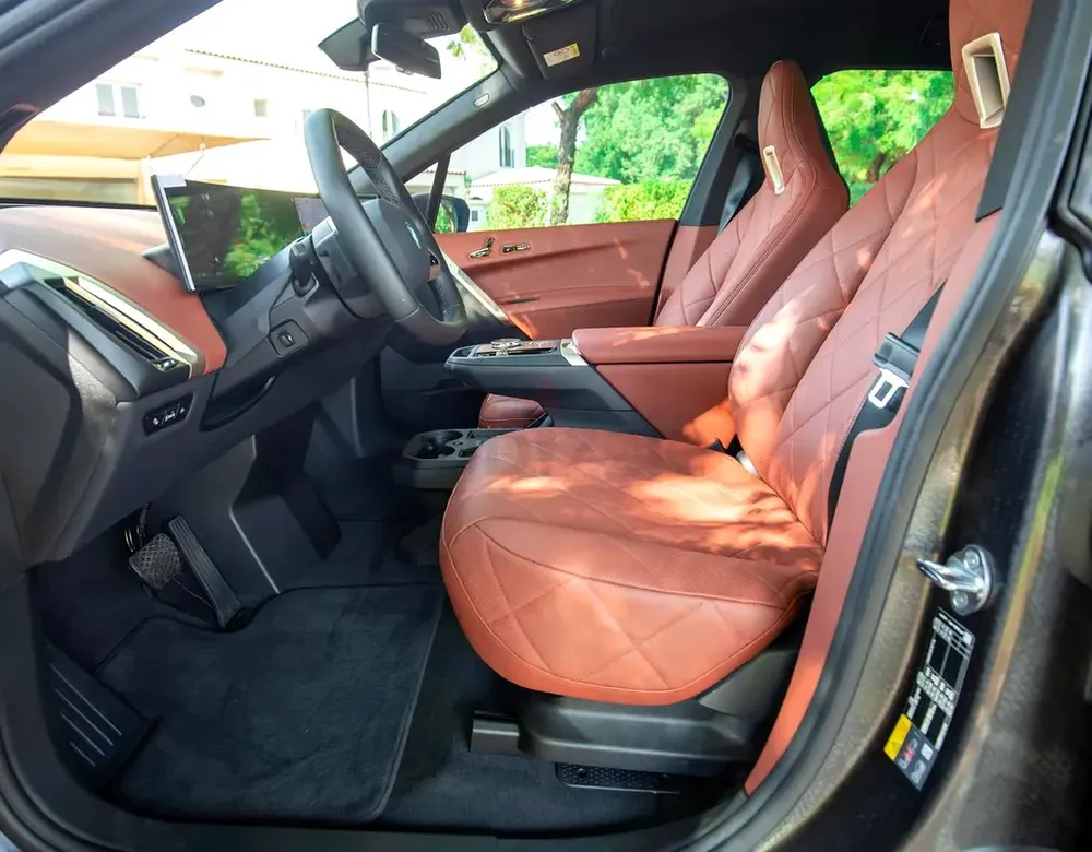 BMW IX xDrive40 Suite GCC Warranty + Service Contract - Image 17
