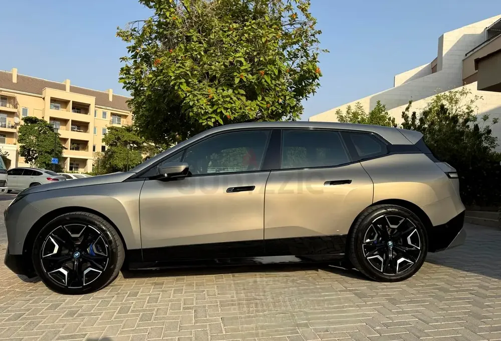 BMW IX xDrive40 Suite GCC Warranty + Service Contract - Image 19