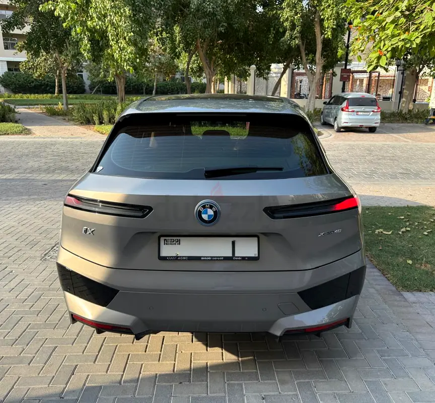BMW IX xDrive40 Suite GCC Warranty + Service Contract - Image 5