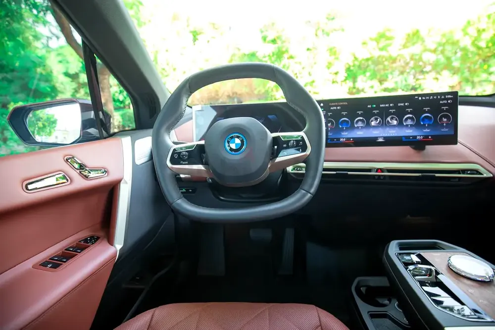 BMW IX xDrive40 Suite GCC Warranty + Service Contract - Image 9