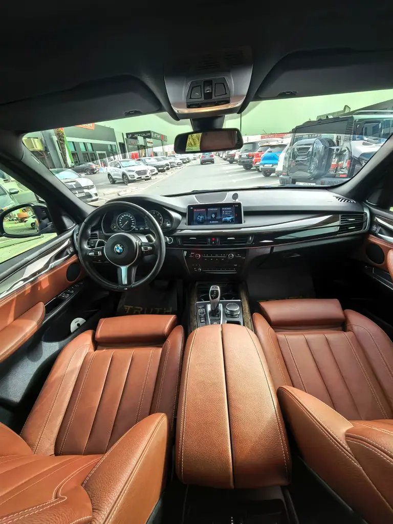 BMW X5 xDrive35i M Sport | Panorama | HUD | Brown Interior | GCC Specs - Image 4