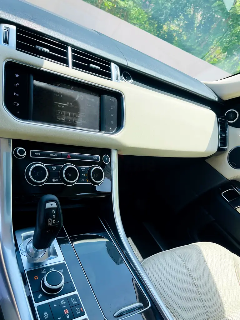 Amazing Range Rover Sport - GCC - 2016 - Image 13
