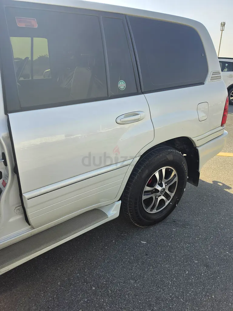 Lexus LX 470 2005 | GCC Specs | Excellent Condition - Image 8