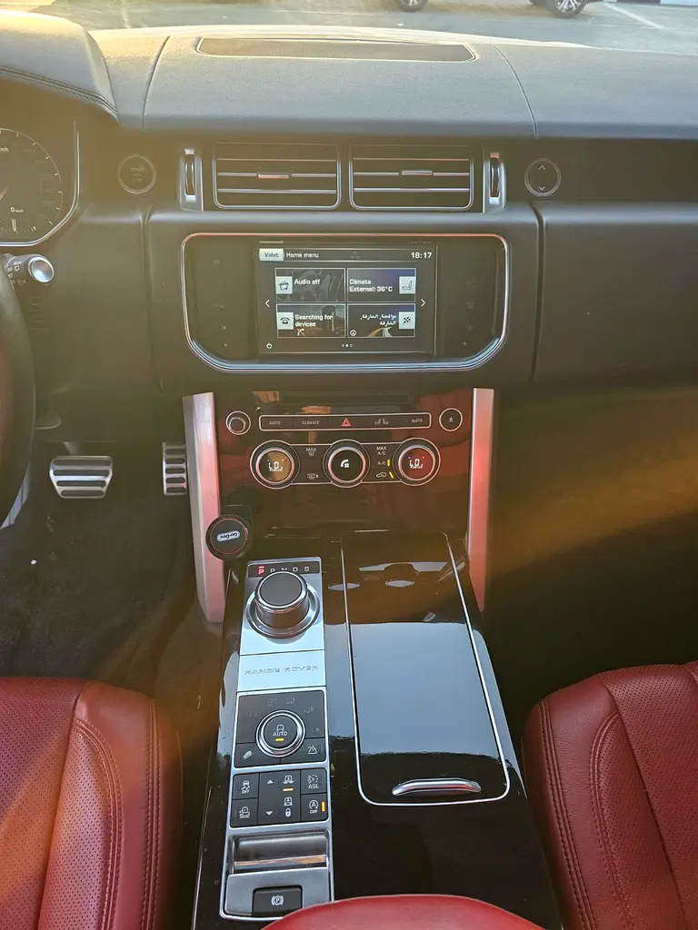 Land Rover Range Rover SE 2016 - GCC Specs - Excellent Condition - Image 14
