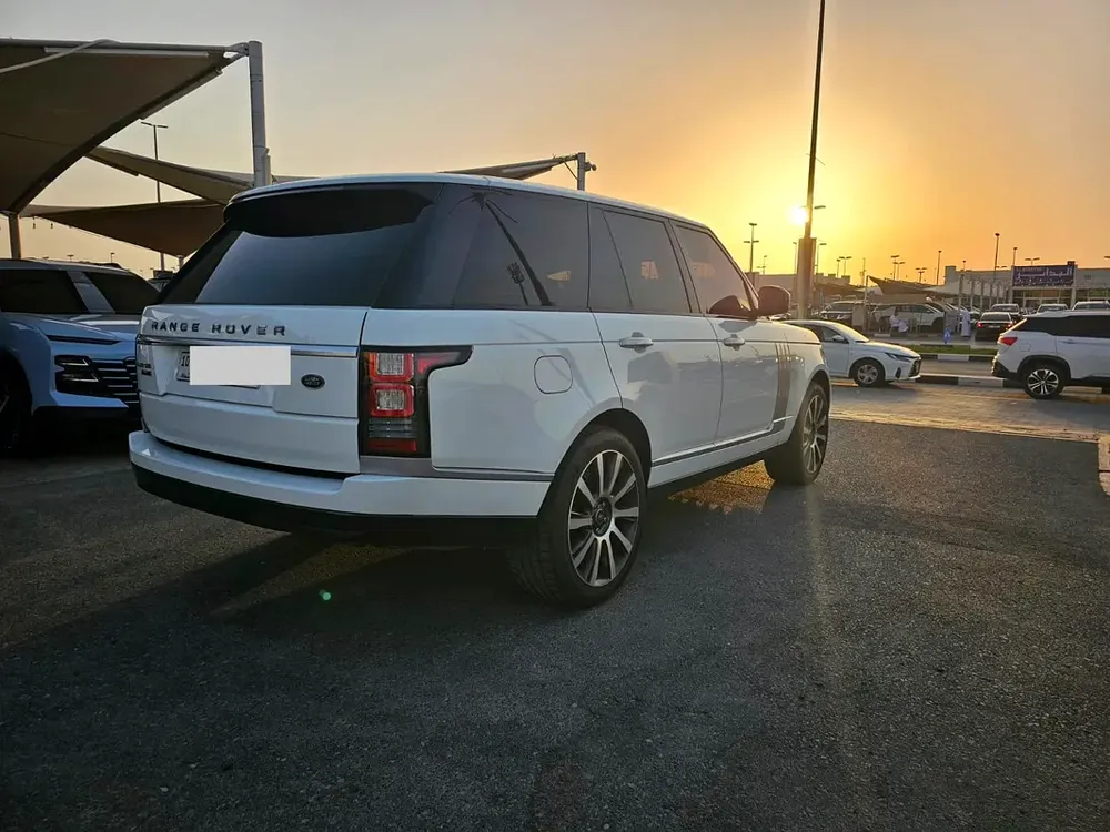 Land Rover Range Rover SE 2016 - GCC Specs - Excellent Condition - Image 4