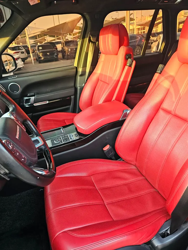 Land Rover Range Rover SE 2016 - GCC Specs - Excellent Condition - Image 6