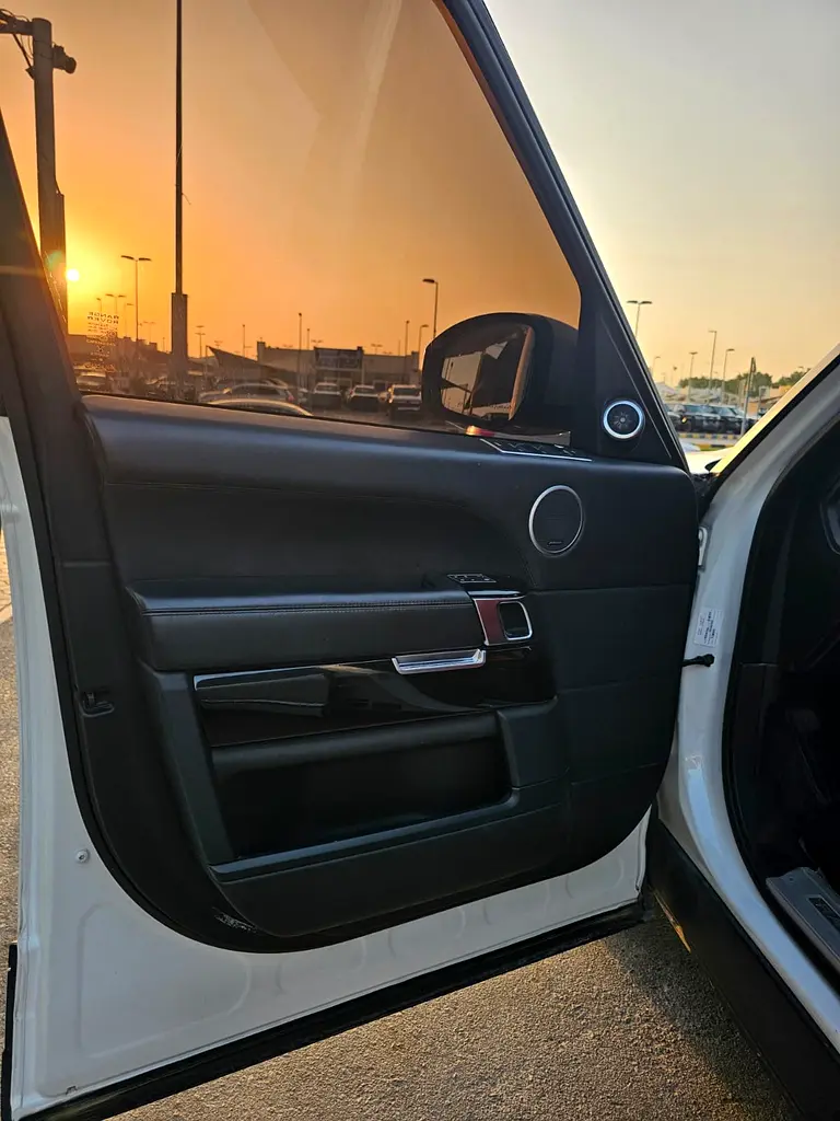 Land Rover Range Rover SE 2016 - GCC Specs - Excellent Condition - Image 7
