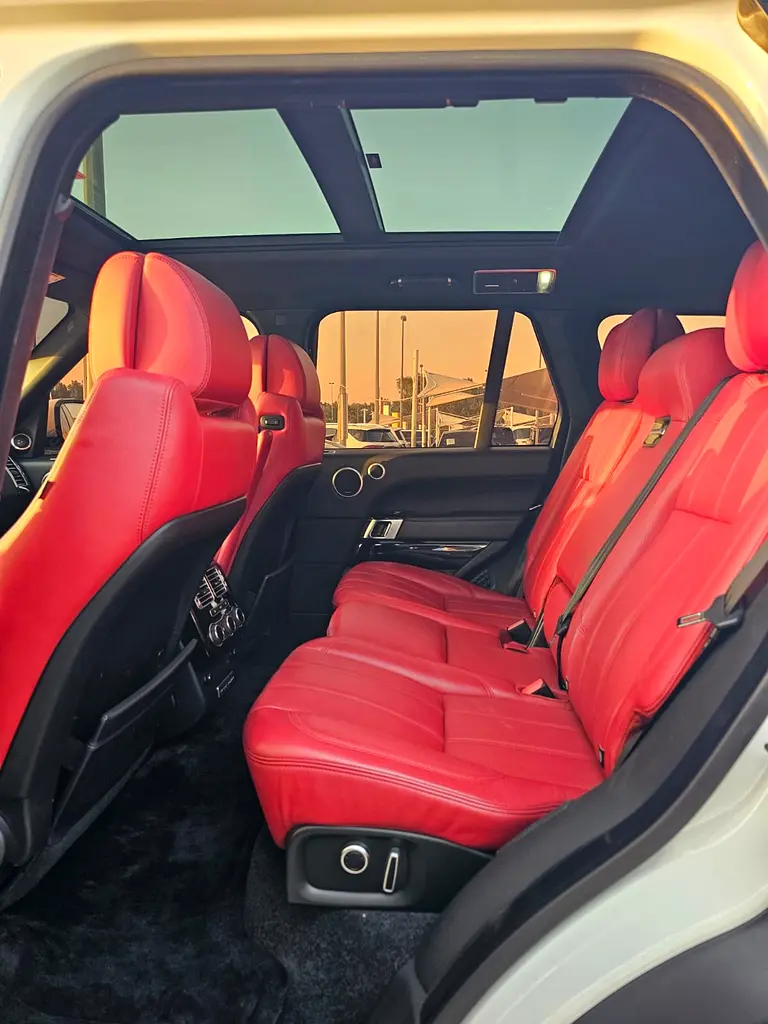 Land Rover Range Rover SE 2016 - GCC Specs - Excellent Condition - Image 8