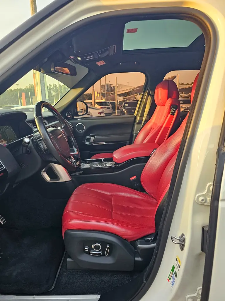Land Rover Range Rover SE 2016 - GCC Specs - Excellent Condition - Image 9