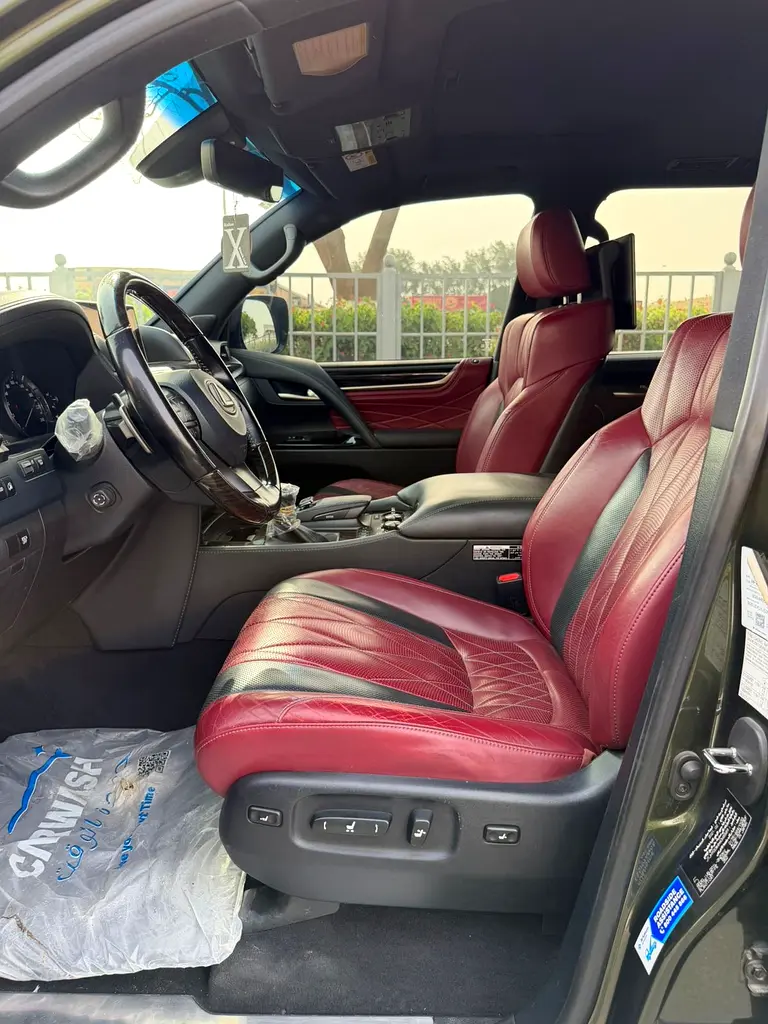 Lexus LX 570 Black Edition 2021 - GCC Specs - Perfect Condition - Image 11
