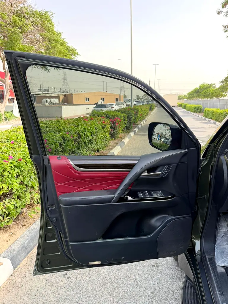 Lexus LX 570 Black Edition 2021 - GCC Specs - Perfect Condition - Image 7