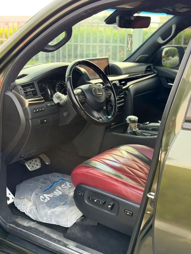 Lexus LX 570 Black Edition 2021 - GCC Specs - Perfect Condition - Image 8