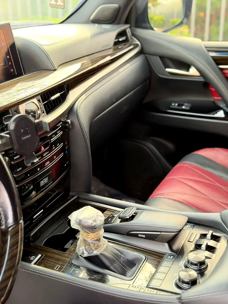 Lexus LX 570 Black Edition 2021 - GCC Specs - Perfect Condition - Image 9