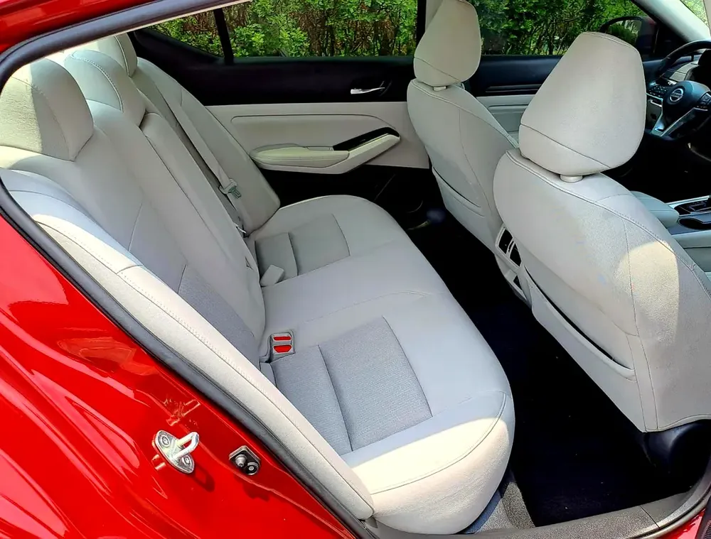 850-Monthly l GCC l SUNROOF | Cruise, Camera, GPS l Accident Free - Image 11