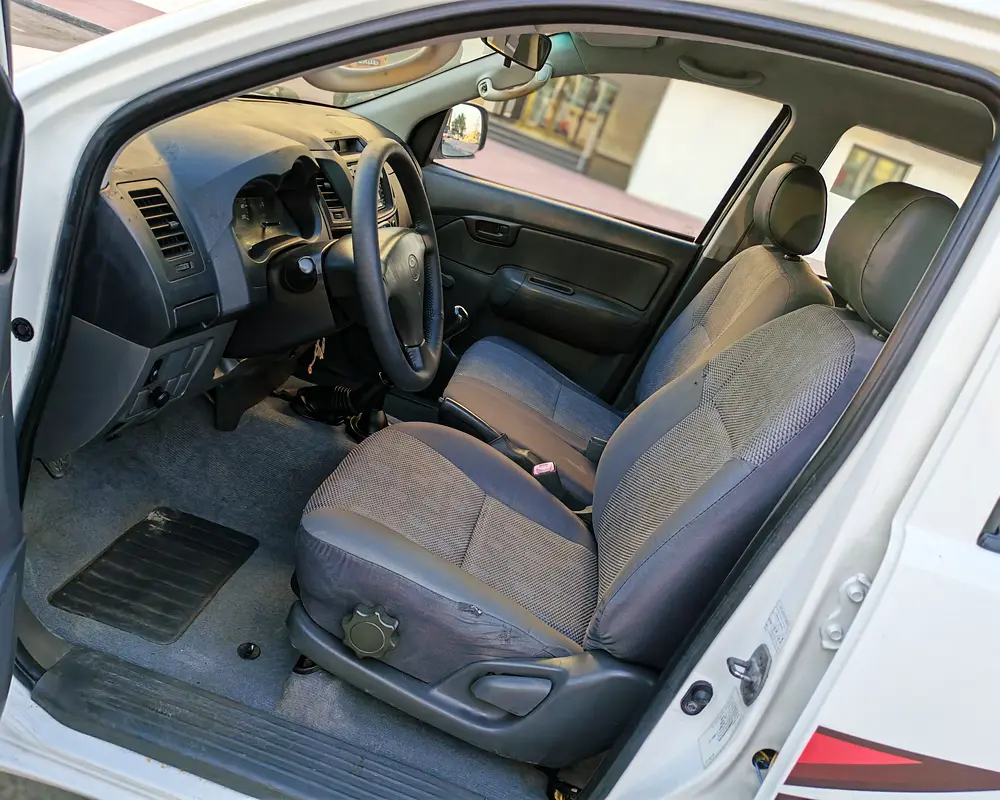 Toyota Hilux 2013 Double Cab 4x4 DLS GCC Specs - Reliable Workhorse Ready Condition - Image 9