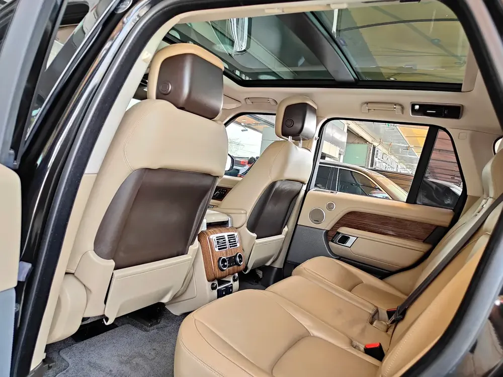 AED 2,480 P.M | 2018 Range Rover Vogue HSE | Under Warranty | GCC | - Image 17