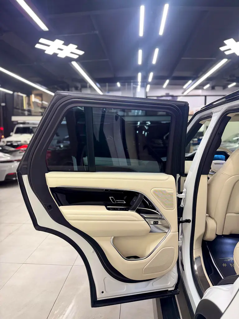 Range Rover Vogue V6 HSE GCC - Image 10