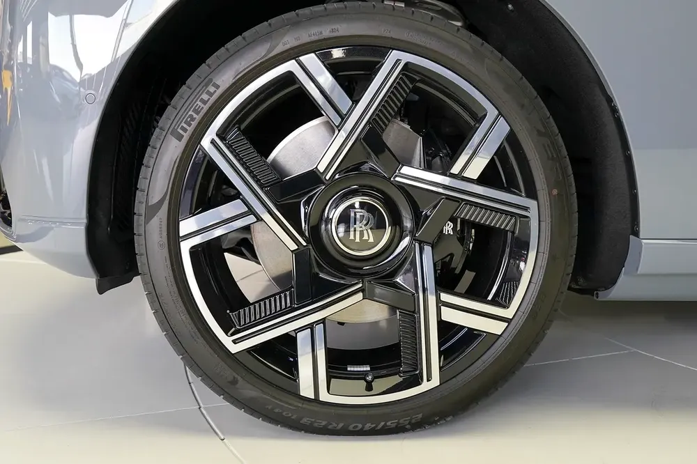 WARRANTY + SERVICE JAN 2028  | TWO TONE INTERIOR | BESPOKE AUDIO | STARLIGHT | REAR ENTERTAINMENT - Image 6