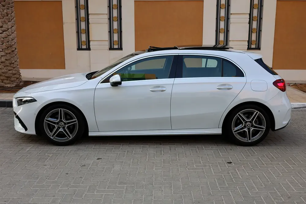 Mercedes-Benz A200 AMG-2024-16000KM-GCC SPECS- UNDER WARRANTY  SERVICE CONTRACT - Image 4