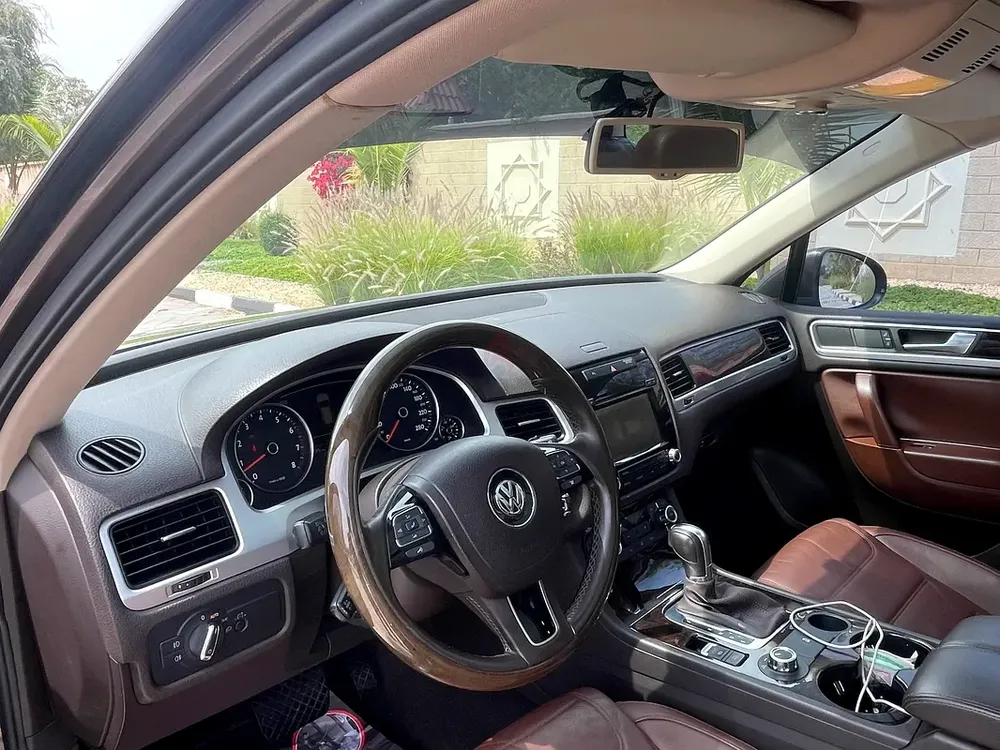 GCC VOLKSWAGEN TOUAREG 2012 Full Option IN EXCELLENT CONDITION - Image 11
