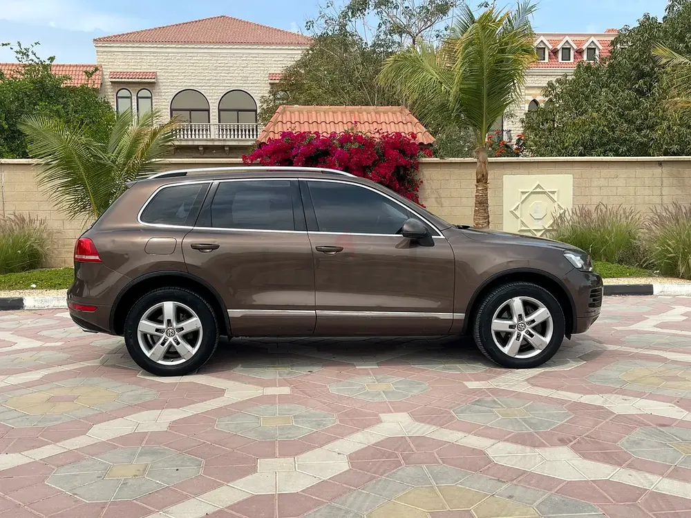 GCC VOLKSWAGEN TOUAREG 2012 Full Option IN EXCELLENT CONDITION - Image 5