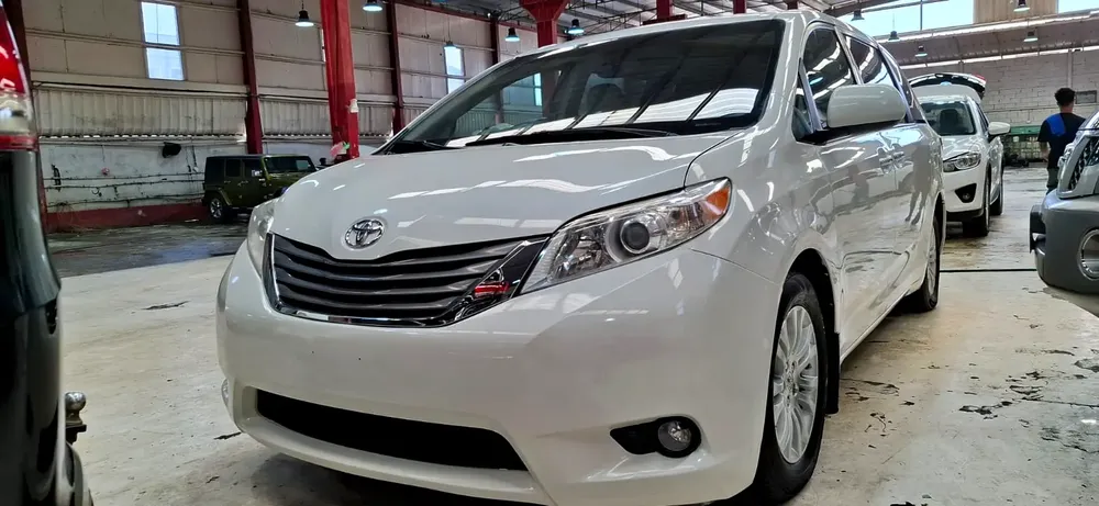 Toyota sienna XLE model 2015 - Image 4