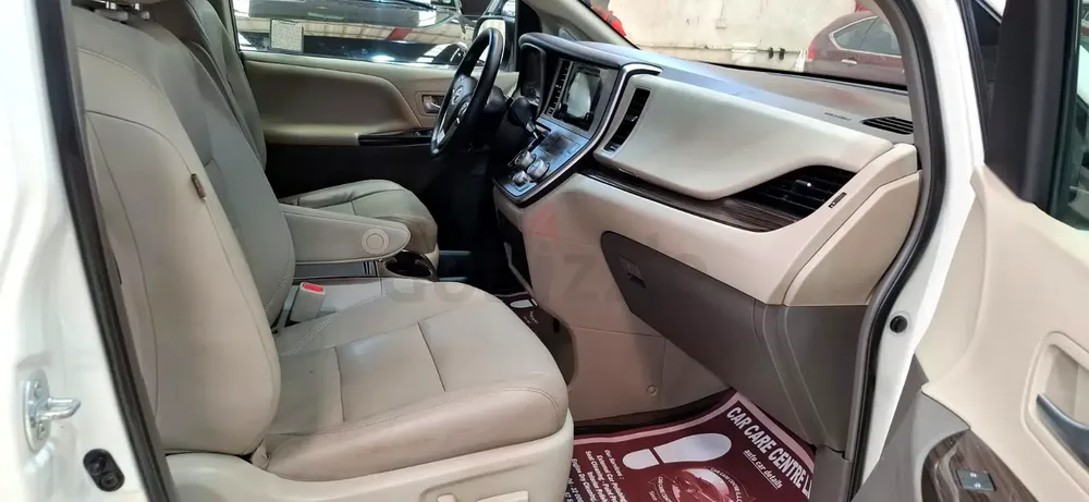 Toyota sienna XLE model 2015 - Image 7