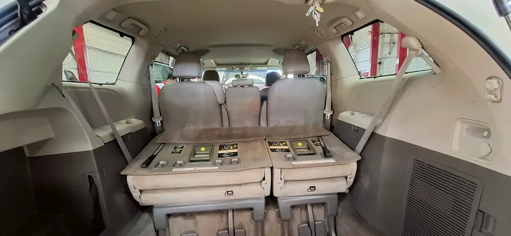 Toyota sienna XLE model 2015 - Image 8