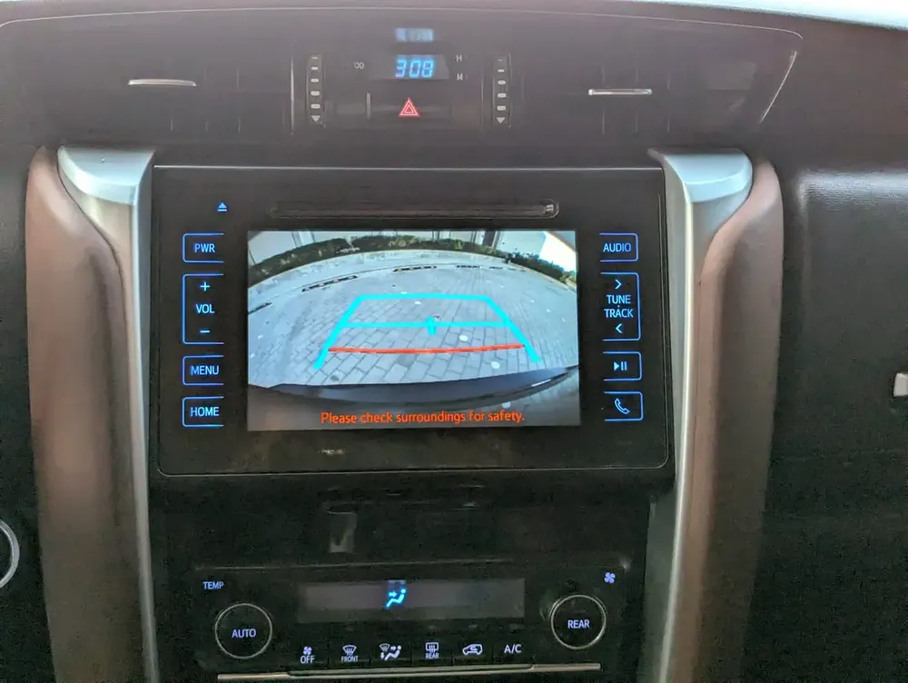 TOYOTA FORTUNER 2017 FACELIFTED 2025 GXR V6 4.0L GCC IN EXCELLENT CONDITION - Image 9