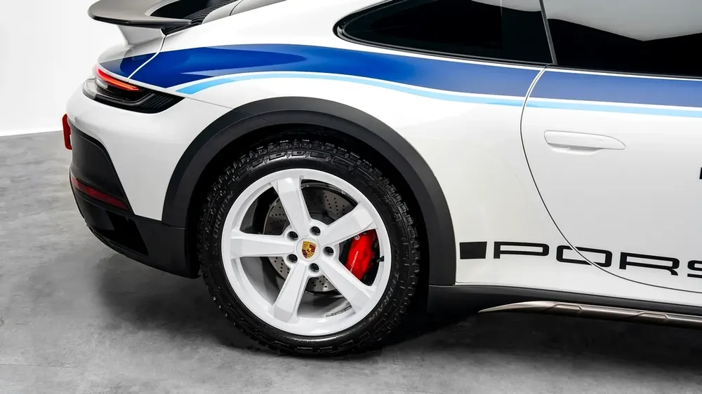 Porsche 911 Dakar - 2023 - GCC Specs - Under Warranty - Image 18