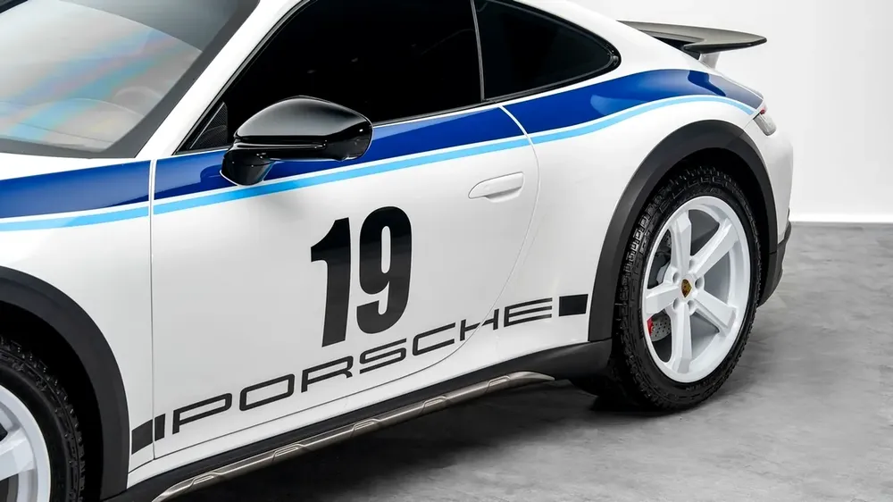 Porsche 911 Dakar - 2023 - GCC Specs - Under Warranty - Image 6