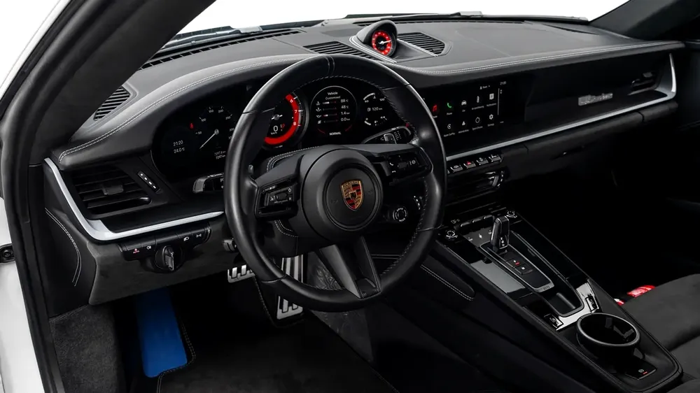 Porsche 911 Dakar - 2023 - GCC Specs - Under Warranty - Image 9