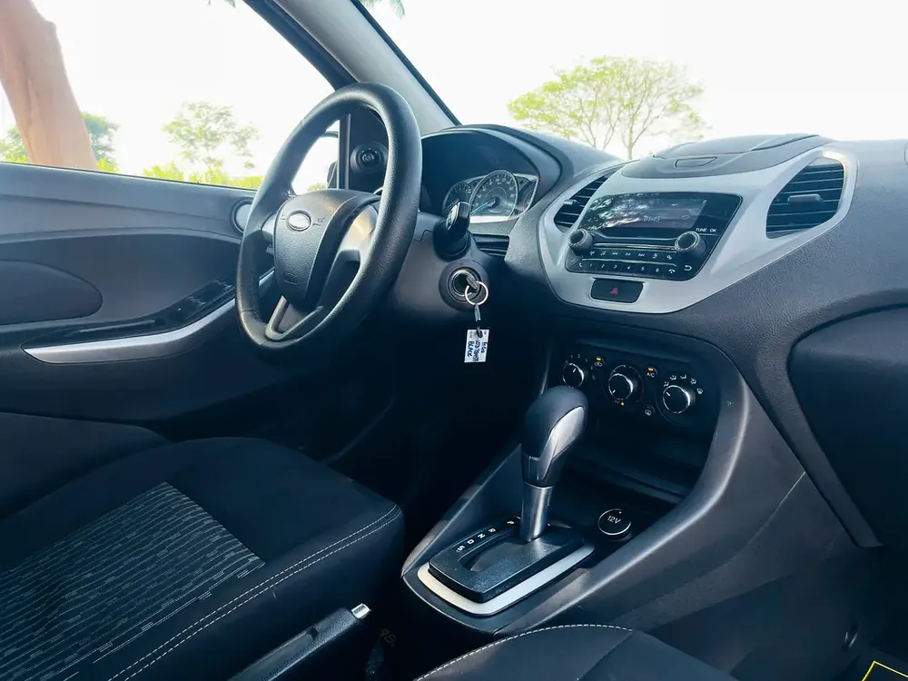 UNLIMITED MILEAGE WARRANTY / HATCHBACK + BLUETOOTH + USB + POWER LOCKS / IN HOUSE FINANCE - Image 13